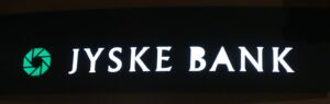Fundamentet i Jyske Bank A/S. De danske myndigheder tager ikke afstand til Jyske Banks forskellige forbrydelser, da det i bund og grund handler om at den danske stat, og de danske myndighederne selv har meget tætte relationer, og et stort sammenarbejde med Jyske Bank A/S koncernen. Den danske stat og de mange danske institutioner, kan naturligvis ikke have et sammenarbejde med en virksomhed der som Jyske Bank A/S beviseligt har udført organiseret kriminalitet. Kriminalitet som den danske stat og myndighederne herunder finanstilsynet og politiet, har fået fuld dokumentation for. Der er sendt en klage til den særlige klage ret. appellant “Højesteret” over at dommer Søren Ejdum, der ikke har citeret vidner korrekt, og undladt at skrive dele af det vidnet har sagt, hvilket går imod hans afgørelse, og at dommer Søren Ejdum har undladt at bl.a. det bedrageri og falske, som er fremlagt til retten. I den fremsendte forløbet klage, er det oplyst, at også højesteretsdommer Kurt Rasmussen har dækket de korrupte Lundgrens advokater, for at dække over, at bl.a. Jyske Bank koncernen har betalt Lundgrens advokat partner selskab bestikkelse. Sagen er nu flyttet til landsretten, og et skridt nærmere at blive indbragt for den internationale europæiske domstol, da den danske stat og de danske myndigheder, og endda dommere, der alle formentlig vil gøre alt, for at dække over den danske kriminelle organisation Jyske Bank, og frifinde den kriminelle Jyske bank selv om banken bevisligt har lavet Dokumentfalsk Bedrageri Fuldmagtsmisbrug Mandatsvig Vanhjemmel Bestikkelse altså er kriminel. / Hvorfor sagen ikke kan få en fair rettergang i Danmark, da Danmark er et korrupt samfund, og er styret af kammeratskab. Jeg har skrevet siden 2016, og ikke en eneste gang, som aldrig før, har nogen personer eller myndigheder turdet stille spørgsmål til nogle af mine mange delte informationer og opslag på banknyt, om den kriminelle organisation Jyske Bank, selvom jeg 100 gange har skrevet til myndighederne. Den danske stat har valgt hverken at svare eller tage affære, mens staten selv fortsat bruger den kriminelle Jyske Bank. Det er en skandale for Danmark og viser, at der ikke er retssikkerhed for danske borgere, når store organisationer udsætter den lille mand for økonomisk kriminalitet. Hvilket må være grunden til at Myndighederne ved passivitet ingure at Jyske Bank laver dokument falsk og bedrageri, hvorfor Finanstilsynet og Statsministeriet ved statsminister Mette Frederiksen ved passivitet dækker over den kriminelle danske bank, der beviseligt står bag omfattende og udsperkuleret kriminalitet, samt udnyttelse mod kunde i Jyske Bank. Det er bevisligt at straffelovens bestemmelser, i mange tilfælde af flere medarbejdere i Jyske Bank er blevet overtrådt, og denne overtrædelse er en kriminel handling, og når kriminalitet som her, helt bevidst og bevisligt er udført ved flere sammen i forening, så er Jyske Bank en kriminel organisation. Eftersom jeg har meget stærke beviser mod Jyske Bank A/S. for brugeren af de mange strafbare handlinger, der ovenikøbet er udført af flere sammen i forening, er det pr. definition organiseret kriminalitet.