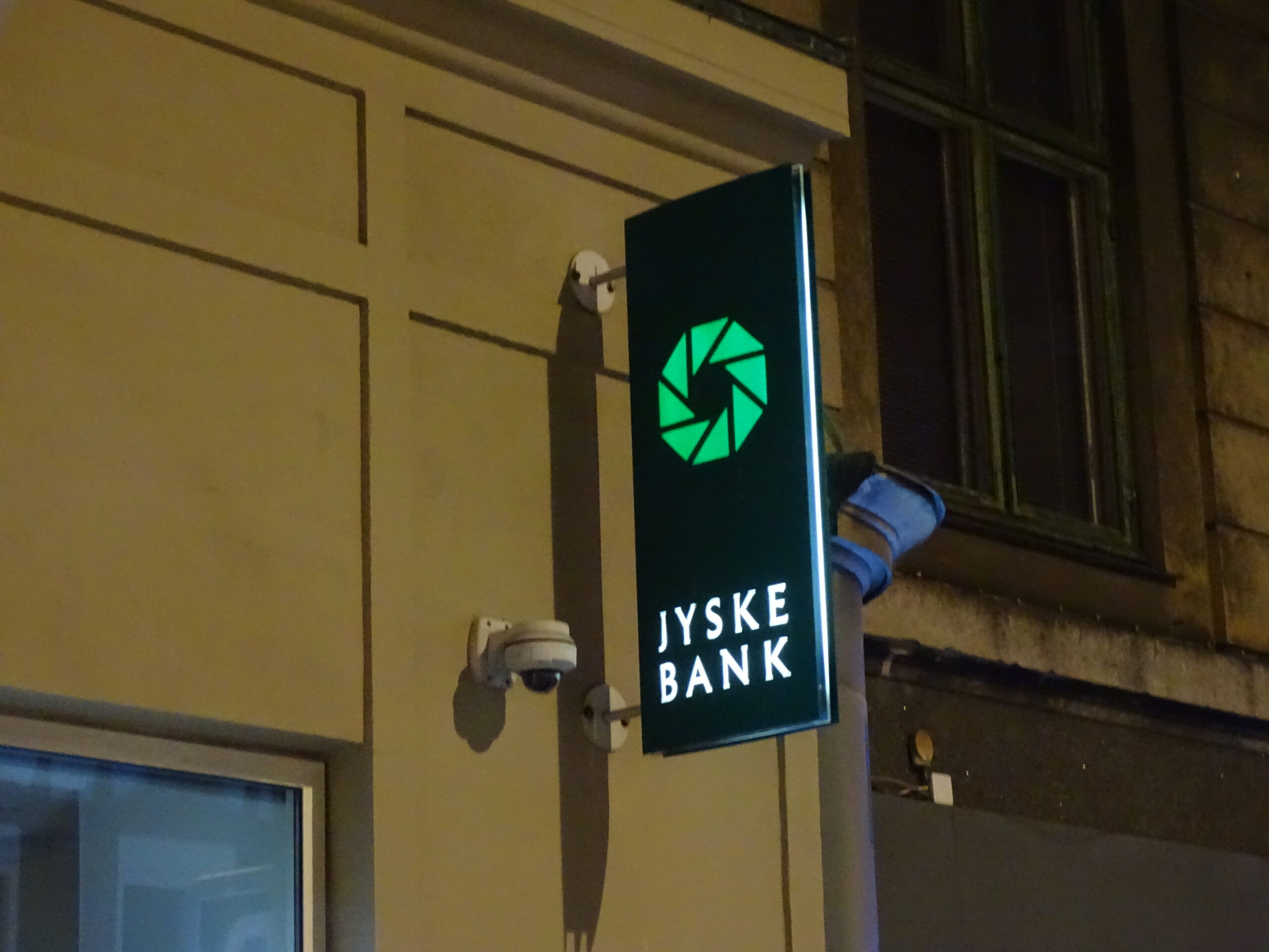 JYSKE BANK A/S HAR LAVET OG ELLER BRUGT. 1. Bedrageri. SVIG 2. Bondefangeri. 3. Dokument falsk. FALSK. 4. Vildledning. 5. Udnyttelse. 6. Lyver for kunde. 7. Vanhjemmel. 8. Bestikkelse / returkommission. Som da Jyske Bank Bestak Lundgrens advokater til at morarbejde den klient, som havde ansat Lundgrens til at fremlægge en sag om svig og falsk mod Jyske Bank A/S 9. Retsmisbrug. 10. Misbrugt adgang til Tinglysningsretten. 11. Fuldmagt misbrug. 12. Ond tro. 13. XXXXXXX. 14. Mandag svig. 15. Lyver overfor Penge Institut ankenævnet. 16. Lyver overfor domstolen. 17. Kan vel skrive MAGT MISBRUG, også. 18. Har taget overpant og sikkerheder for omkring 12 millioner, for en gæld på ca. 3 millioner, hvor der der givet pant i min ejendom på 3 millioner, et pantebrev Jyske Bank A/S iøvrigt ikke vil udlevere uden at stille krav, og det på trods af at jeg ikke skylder Jyske Bank noget som helst. 19. Nægter at udlevere de dokumenter hvori jeg private tidligere har givet Jyske Bank sikkerhed og kaution for selskabet, der har stævnet Jyske Bank for svig. 20. Nægter kunden at tage advokat forbehold, og spærre derfor alle kundens konti, for ikke at påføre et advokat forbehold, på de 2 salgsfuldmagter Jyske Bank ved Birgit Buch Thuesen tvang Carsten Storbjerg til at underskrive. Hvis Jyske Bank A/S ved deres mange medhjælpere og bagmænd, intet af ovenstående har lavet, så skal Jyske Bank og deres medvirkende advokater samt CEO Anders Christian Dam da bare komme til mig, og i må da gerne beskylde mig for injurier og bagvaskelse af Jyske Bank A/S. Jeg har fremlagt beviser for mine påstande. Og anklager stadig Jyske Bank for at stå bag omfattende kriminalitet mod min virksomhed. Hvis det ikke er sandt så anmeld mig da til politiet. I min mail 7 maj. til Jyske Bank A/S oplysninger jeg da også, at min opfordring og mail er delt med politiet. Hvis Jyske Bank og Lund Elmer Sandager advokater ikke mener jeg har bevis for at Nicolai Hansen og Jeanett Kofoed Hansen, med Lars Aaqvist efterfulgt af hjælp fra mindst Anette Kirkeby, Casper Dam Olsen og advokat Morten Ulrik Gade med Lund Elmer Sandager advokater og deres partner Philip Baruch, samme i forening står bag Jyske Banks omfattende og organiseret kriminalitet mod min virksomhed, så ring til politiet, og bed dem om at efterforske mine anklager mod Jyske Bank. Kære Anders Dam, skal jeg komme over og tage dig i hånden og følge med op til politistationen, så kan du politi anmelde mig for injurier og bagvaskelse af Jyske bank hvis du og dine advokater ellers tør. Men hvis du Anders Dam er bange for at Jyske Bank mister retten til at drive bank vi Danmark, hvis politiet efterforsker kundens beviser for Jyske banks brug af kriminel virksomhed, så skal du Anders Dam ikke sige noget. Læs mere på BANKNYT om den kriminelle Jyske Bank. https://www.google.com/search?q=banknyt.dk+Nicolai+Hansen,+Casper+Dam+Olsen,+Anette+Kirkeby&source=lmns&bih=714&biw=1536&hl=da&sa=X&ved=2ahUKEwicpPKjq-33AhUBgosKHf4IDvoQ_AUoAHoECAEQAA @DamAnders @AndersDam #JyskeBank #Bank #politi #Lundgrens #DanTerkildsen #LES #LundElmerSandager #PhilipBaruch