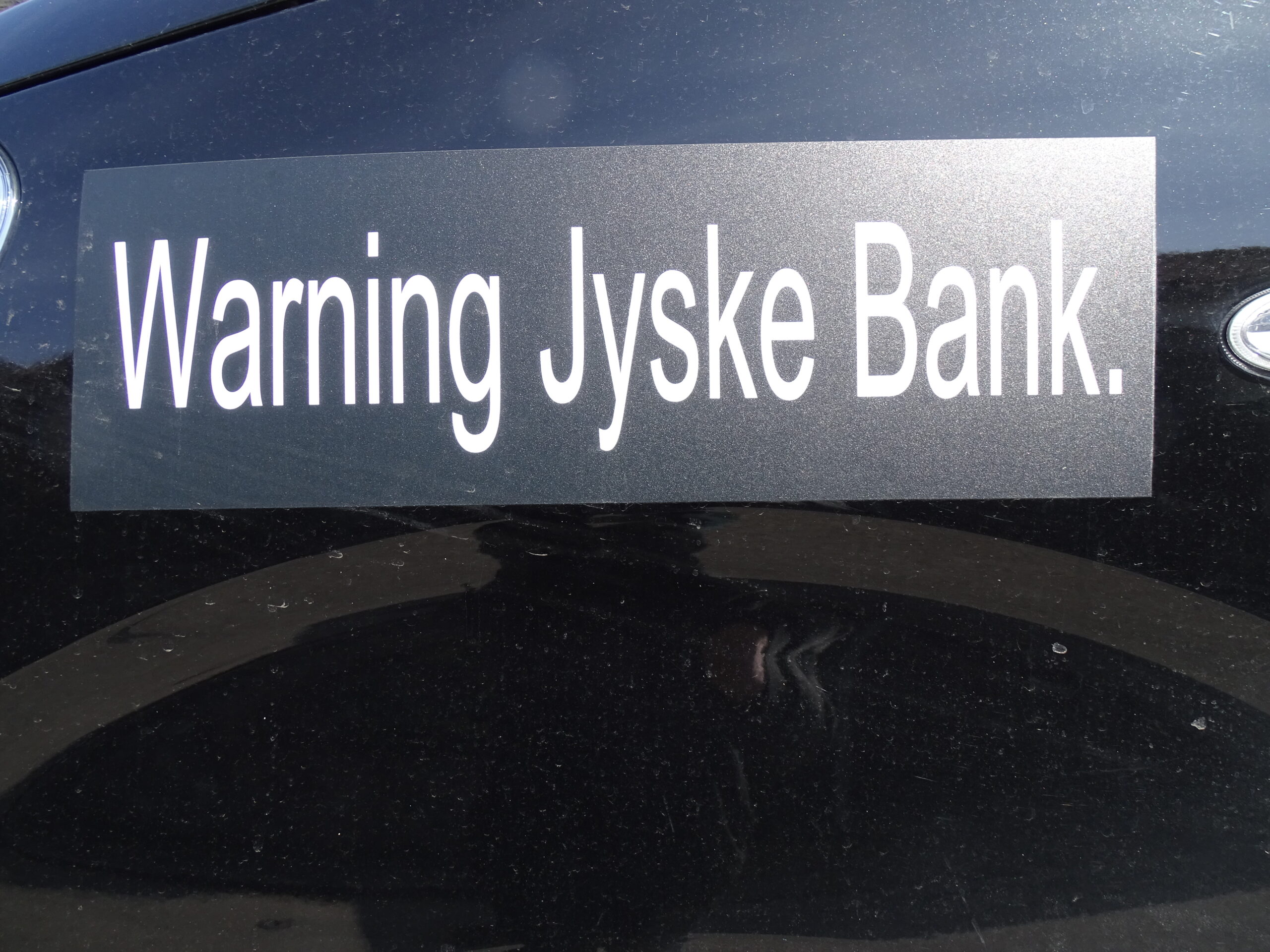 Hvis ikke Finanstilsynet sætter Jyske Bank under skærpet tilsyn, og måske endda helt fratager Jyske Bank’s tilladelse til at drive bank virksomhed i Danmark, kan det kun skyldes kammerateri langt op i de danske myndigheder, hvilket er politisk.